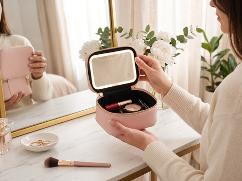 Trousse Lumière rose ouverte, miroir LED allumé, sur une coiffeuse